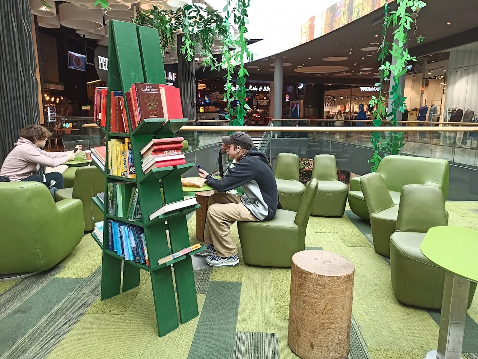 В торговом центре Юлемисте появилась книжная полка для обмена литературой