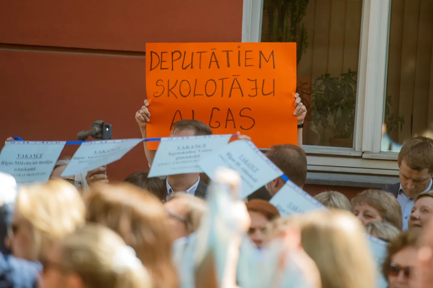 Lai apturētu jaunā finansējuma sadales modeļa ieviešanu, pedagogu arodbiedrība piketē pie Saeimas