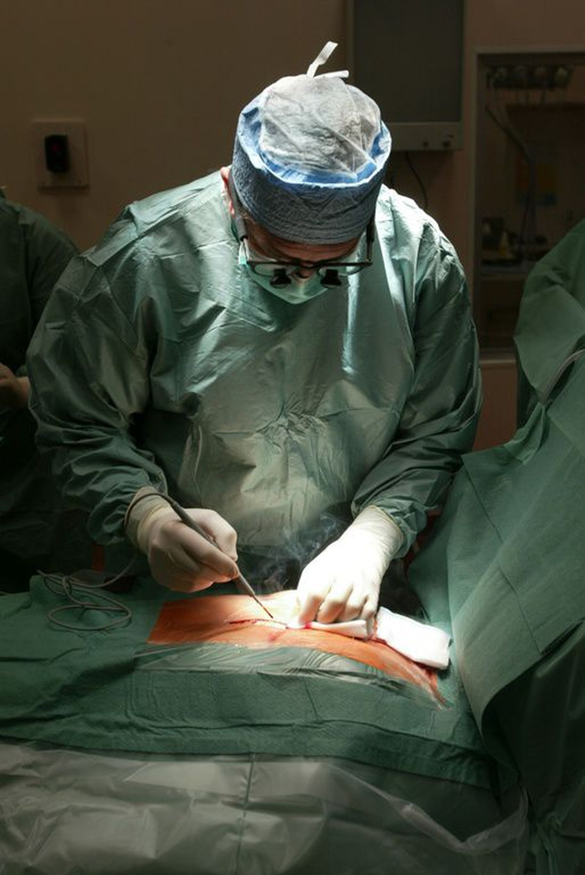 Kirurg operatsioonisaalis.