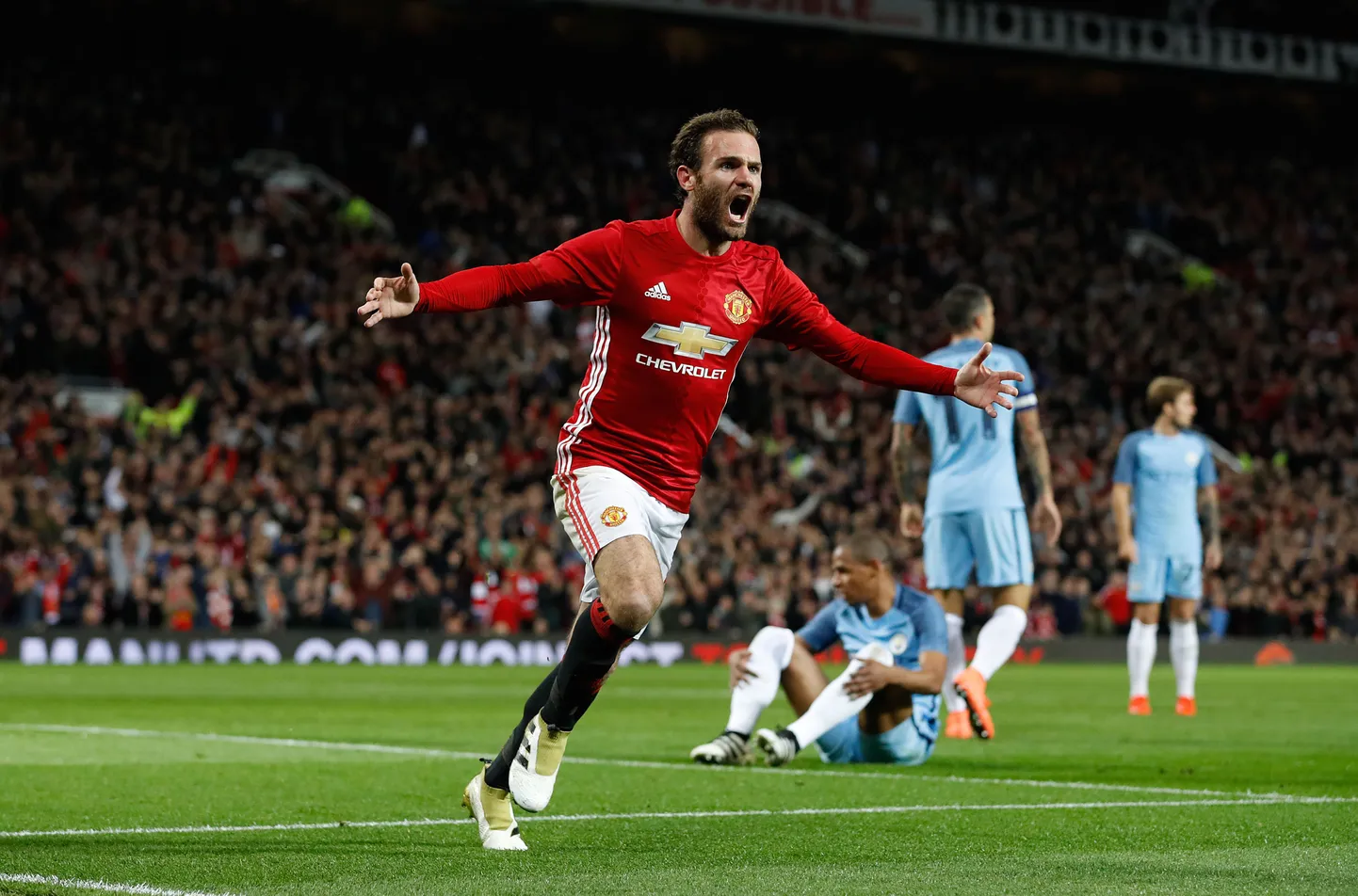 Manchester Unitedi poolkaitsja Juan Mata tähistab Manchester Cityle löödud võiduväravat.