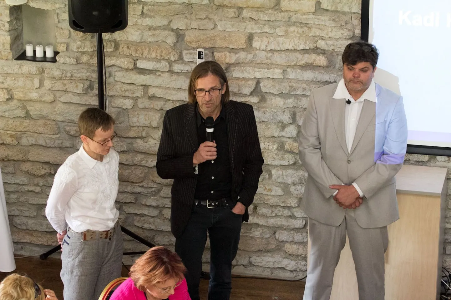 Arvamusliidrite lõuna avasid Virumaa Teataja peatoimetaja Aarne Mäe (paremalt), ASi Ühinenud Ajalehed juhatuse esimees Peep Kala ning Euroopa Parlamendi Infobüroo juht Eestis Kadi Herkül.