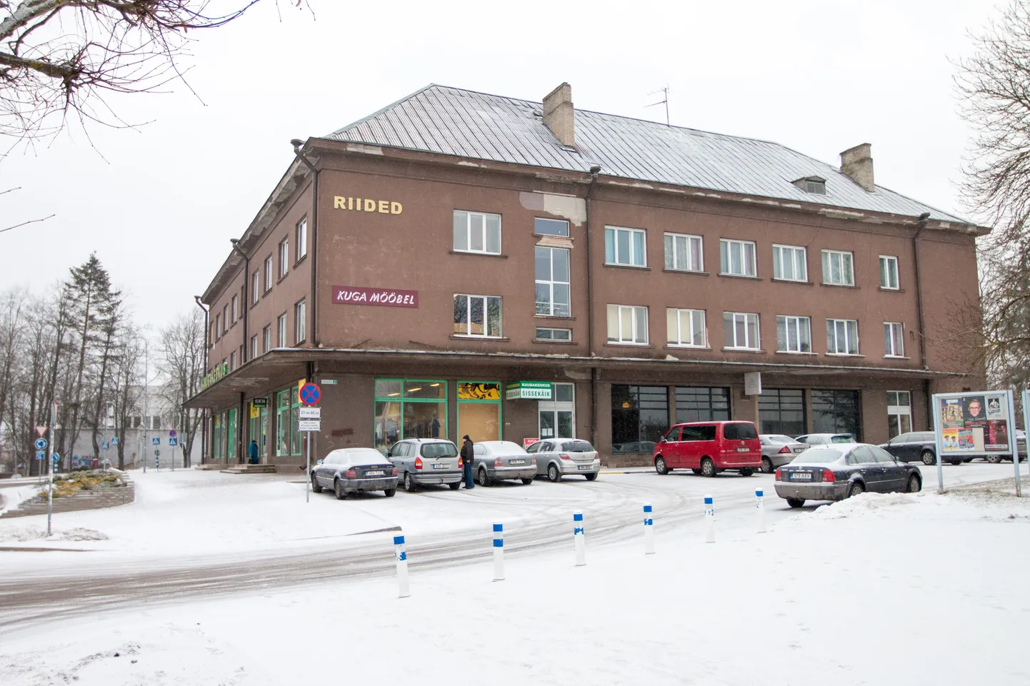 Äripindade müügi- ja üüriturg on 
Valgas soikunud ning näiteks 
eelmisel aastal sõlmis maakler 
ainult kolm äripinna üürilepingut. Suure­mahulised äripinnad on pakkumisel Vabaduse 2/4 hoones, kus üürilevõtja saab ruutmeetri kätte ühe euro eest ja keldrikorrusel isegi 50 sendi eest.