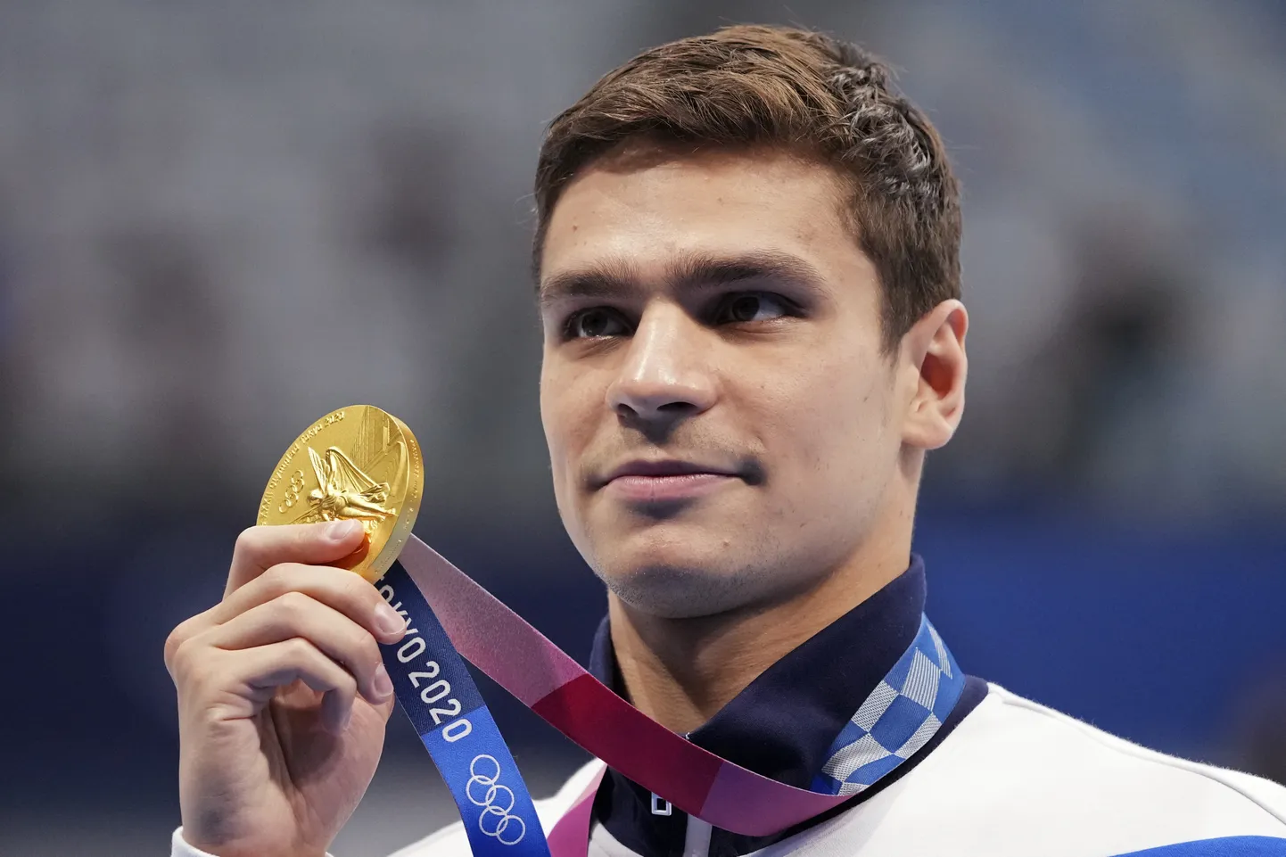 Jevgeni Rõlov Tokyo olümpial võidetud 100 m seliliujumise kuldmedaliga.