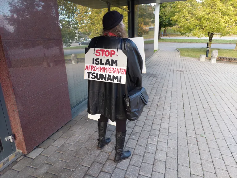 Tamara Jegorov protestimas kohtumaja ees.