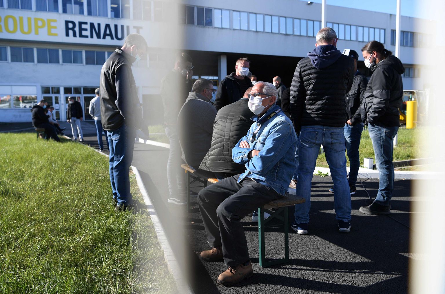 CGT ametiühingu liikmed Renault grupile kuuluva tehase juures protesteerimas.