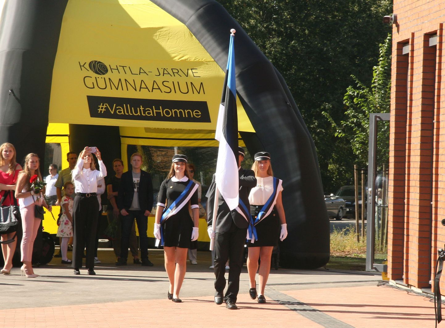 В сентябре в Кохтла-Ярве открывает двери новая госгимназия, в ходе создания которой произошел охвативший всю Эстонию спор об учебном языке в новой школе.