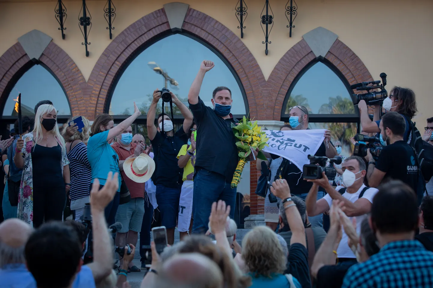 Rahvas tervitab endist Kataloonia asepresidenti Oriol Junquerast, kes sai avavangla režiimi raames koduküla külastada.
