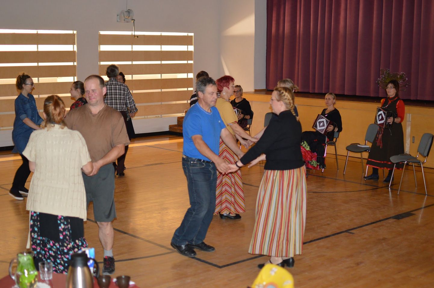 Albu kandi rahvas koguneb iga kuu viimasel tööpäeval tantsutuppa, et ühiselt vanu seltskonnatantse tantsida.