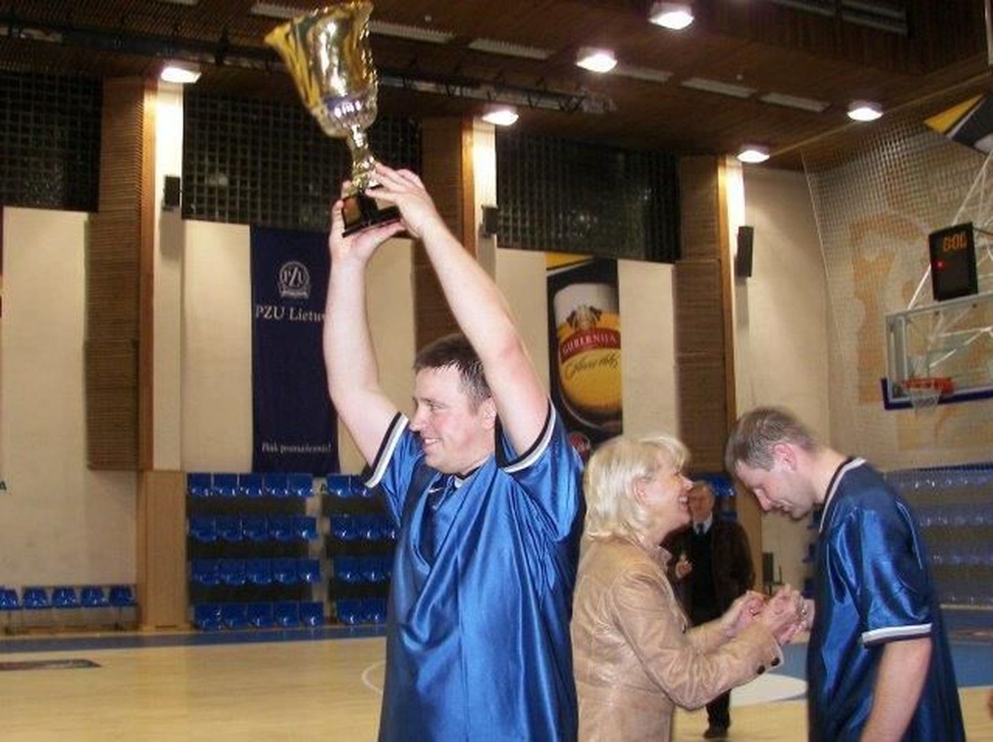 Сборная Рийгикогу по баскетболу в девятый раз подряд выиграла турнир с участием парламентских команд стран Балтии.
