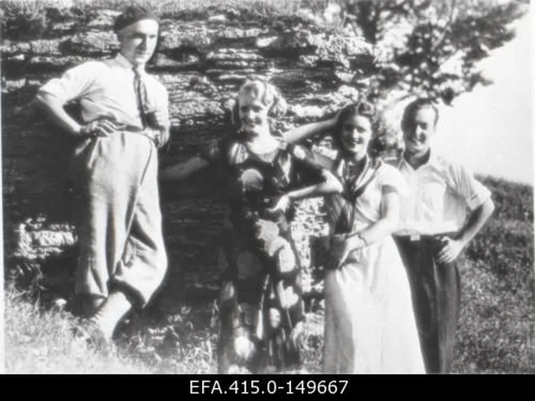 Esimese Eesti helifilmi "Päikese lapsed" operaator ja lavastaja Theodor Luts (vasakult), tegelased Elfriede Lepp - Strobel, Miss Estonia 1932 Nadezhda Peedi - Hoffmann ja Ants Eskola filmivõtete vaheajal Türisalu klindi all.