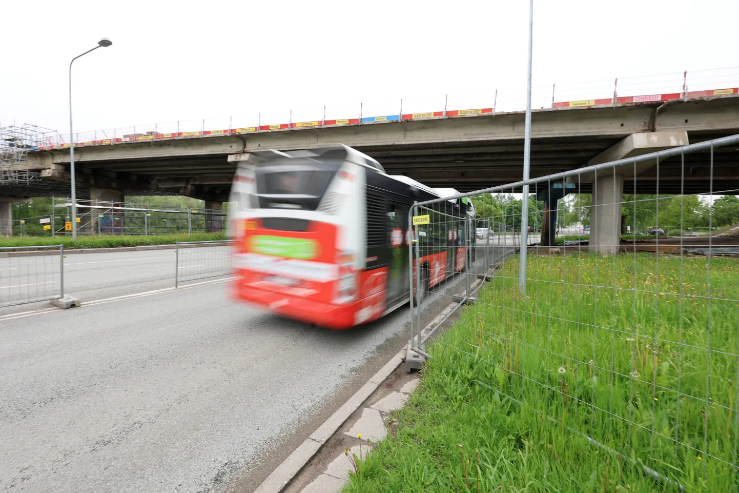 Uuel nädalal suletakse Turu tänaval Sõpruse silla lähistel linnast välja viiv sõidusuund ja liiklemine hakkab käima 1+1 sõiduradadel.