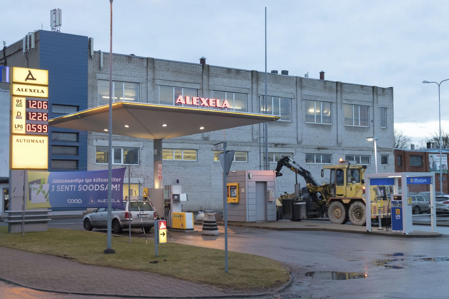 Alexelal on praegu Viljandis üks tankla, mis asub Centrumi kaubanduskeskuse taga.