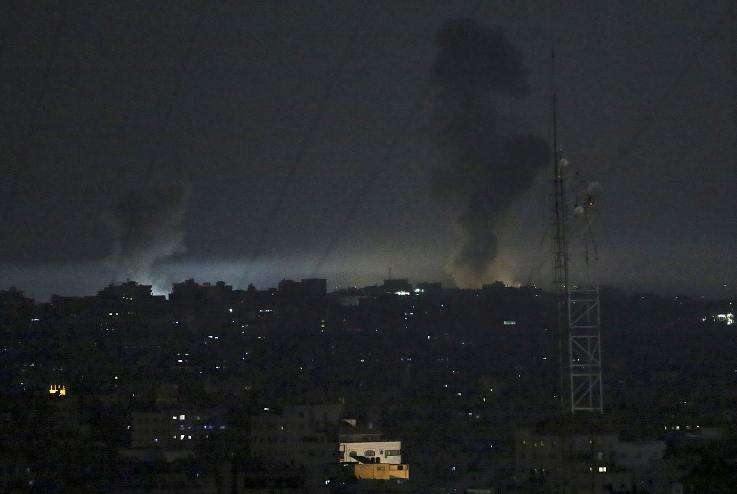 Gaza linnast pärast Iisraeli vasturünnakuid tõusev suits.