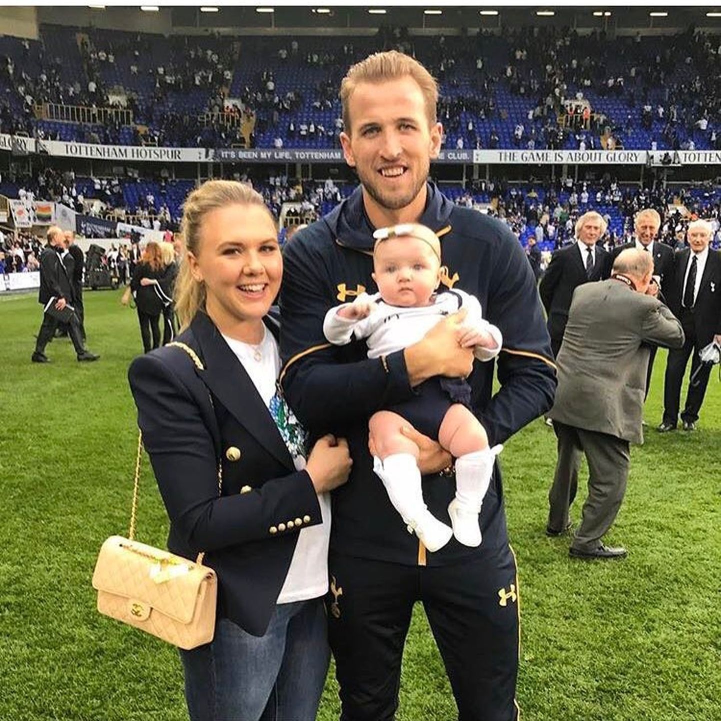 Tottenhami ründaja Harry Kane koos kihlatu Kate'i ja mullu jaanuaris sündinud tütre Ivy Jane'iga.