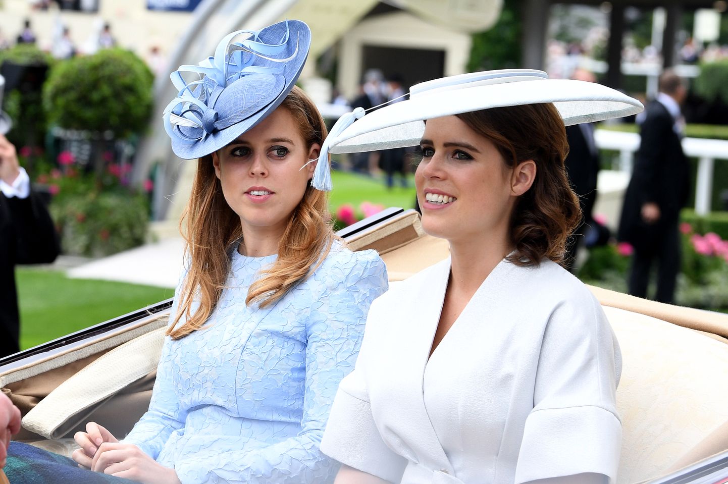 Printsess Beatrice (vasakul) ja Eugenie juunis 2019 Ascoti võiduajamistel