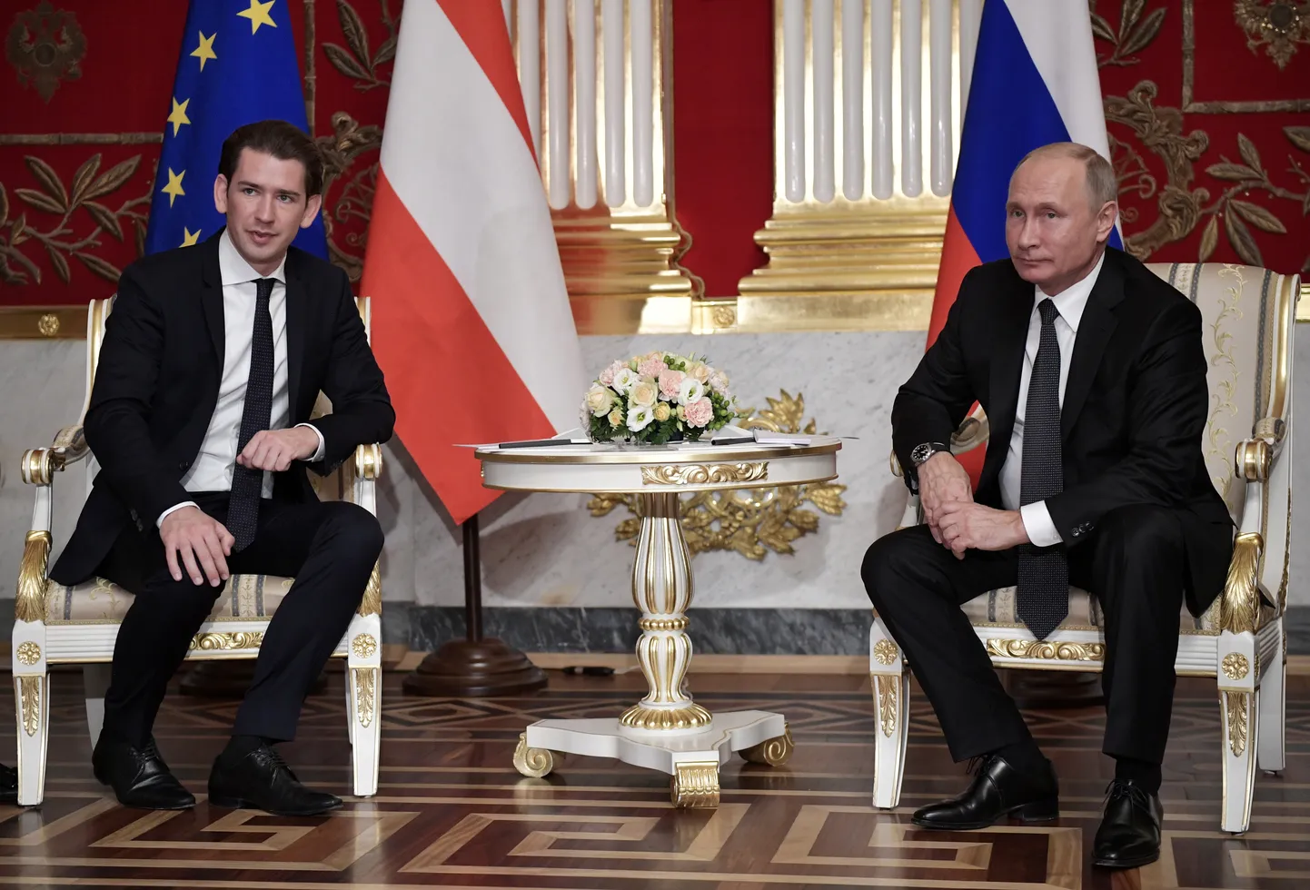 Austrijas kanclers Sebastians Kurcs un Krievijas prezidents Vladimirs Putins tikšanās laikā Sanktpēterburgā 2018. gada 3. oktobrī.