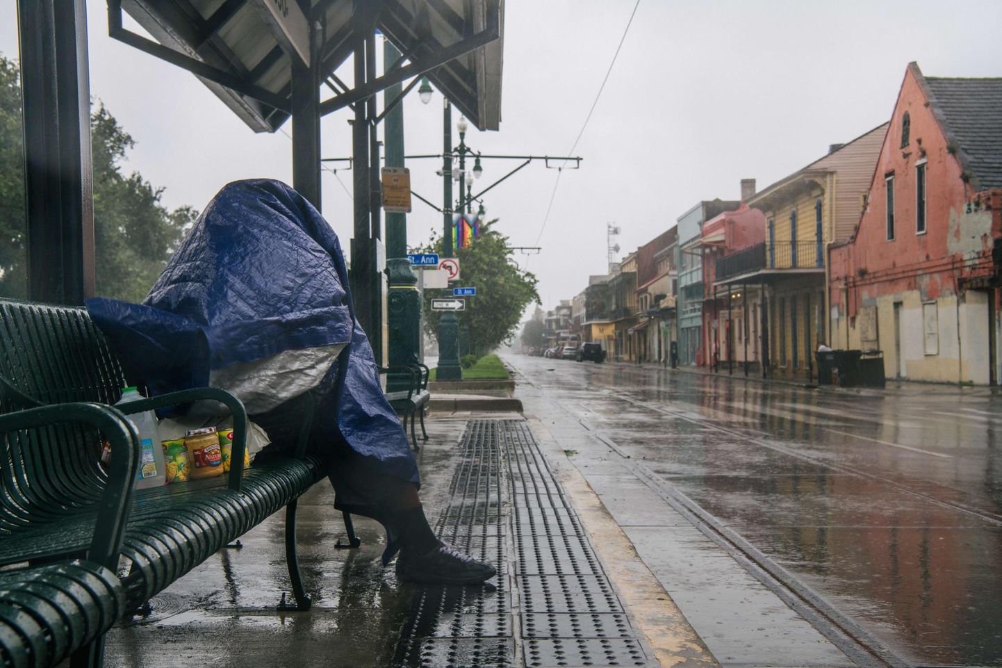 Kilesse mässitud inimene rongijaamas New Orleansis, kuhu orkaan Ida jõudis eile.