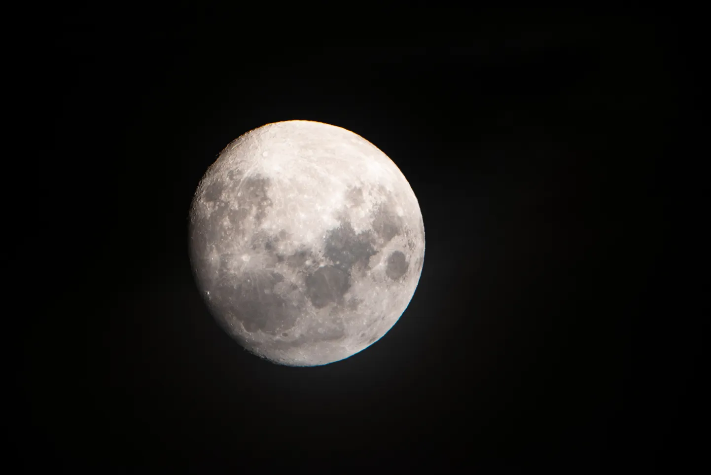 Maa kaaslane Kuu. Foto on pildistatud läbi 1400 mm läätsteleskoobi.