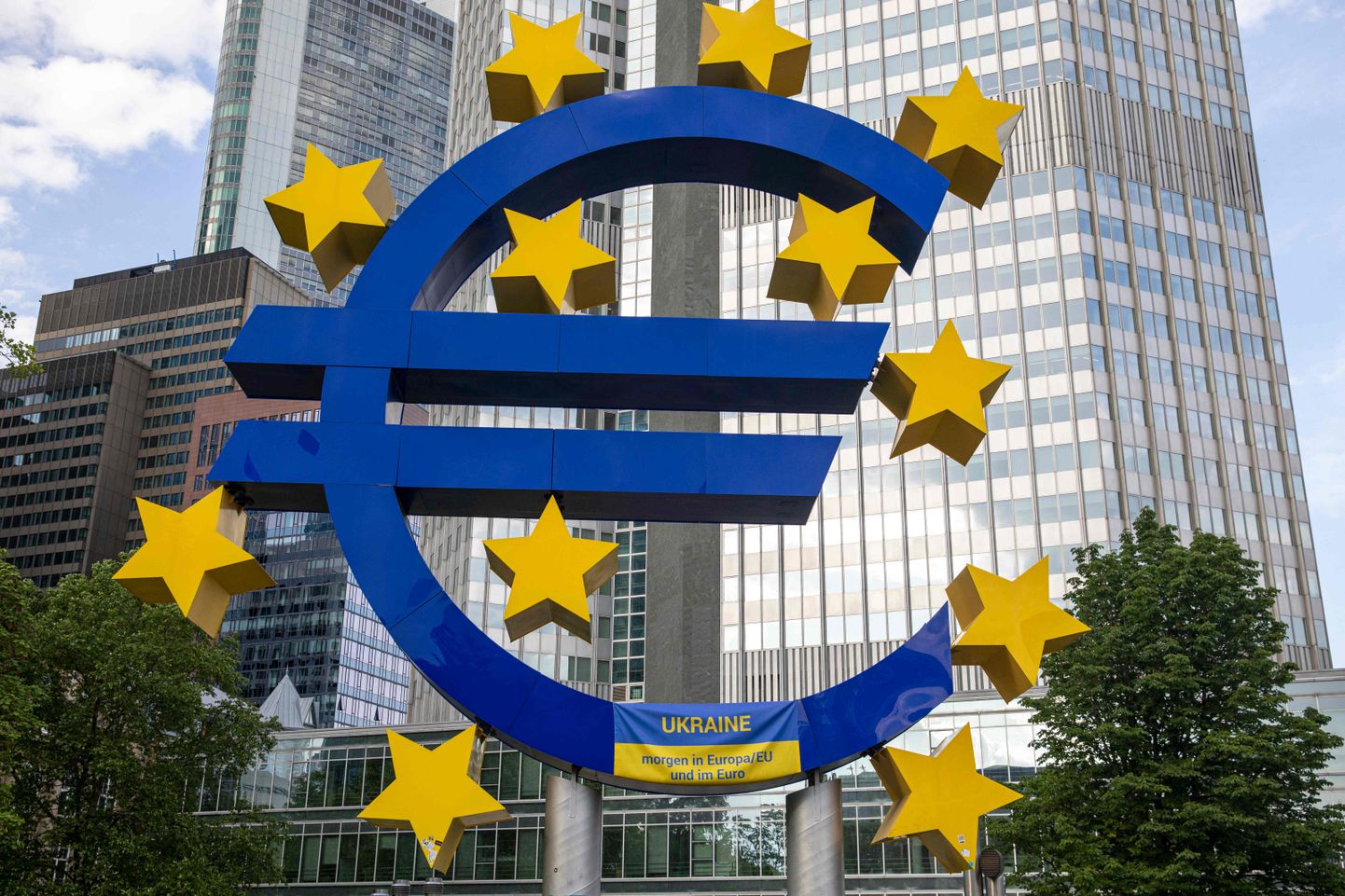 Euroskulptuur Frankfurdis: ühisraha nõrgeneb hoogsalt