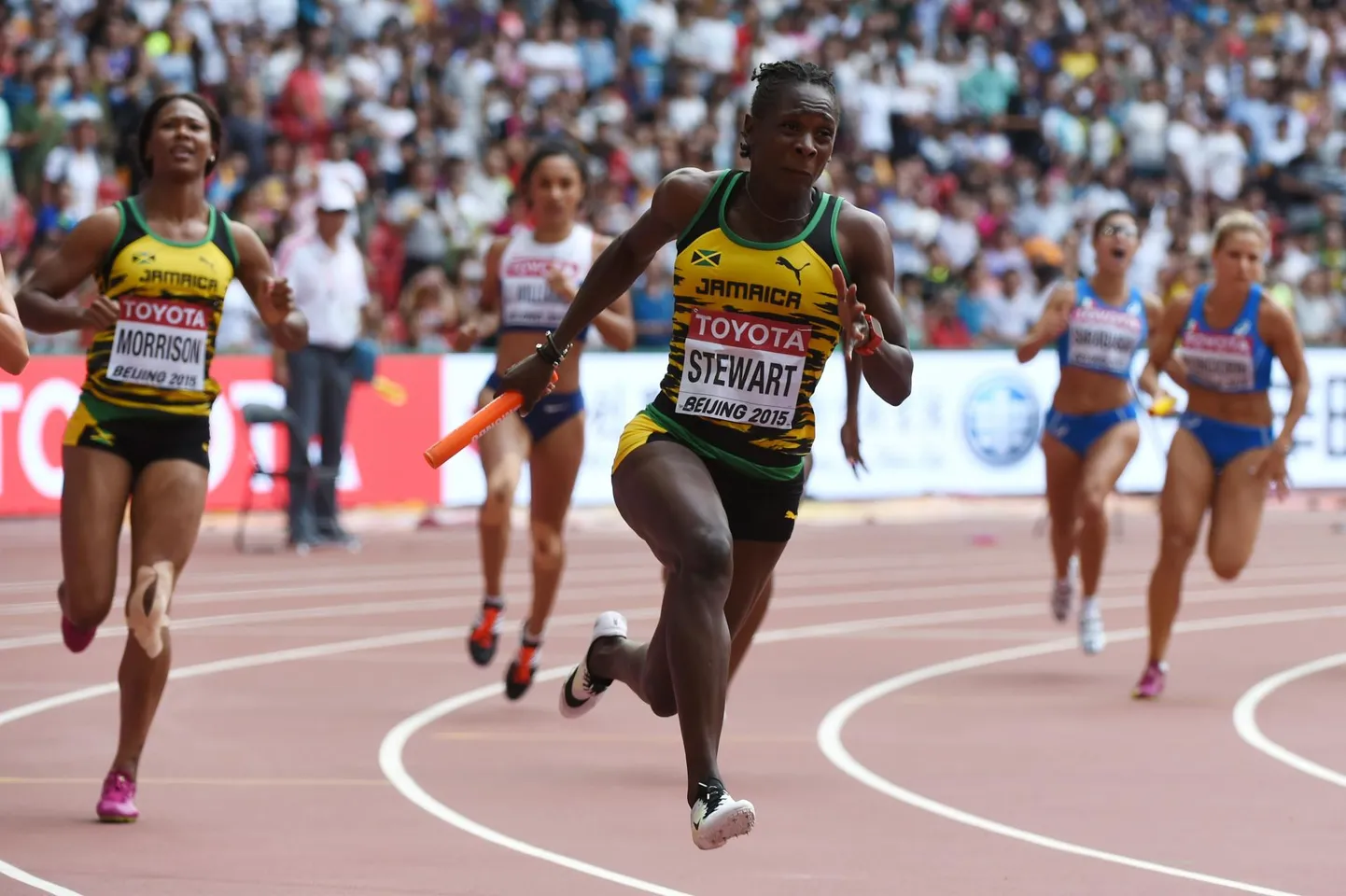 Jamaicalane Kerron Stewart (ees) pärjati sportlaskarjääri jooksul mitme särava tiitli ja medaliga. Praegu jagab ta oma teadmisi järgmistele põlvkondadele.