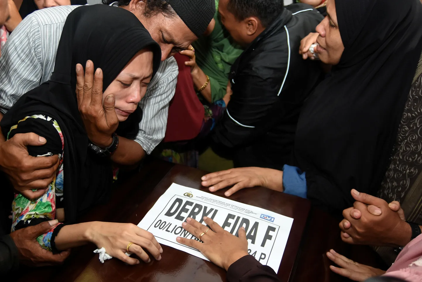Lutfinani Eka Putri leinab oma abikaasa kirstu kohal.  Deryl Fida Febriantoo oli Lion Airi lennu JT610 pardal.