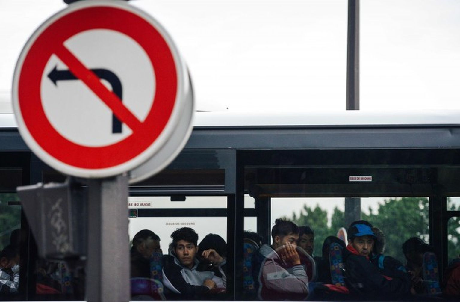 Migranti autobusā Francijā. Ilustratīvs attēls
