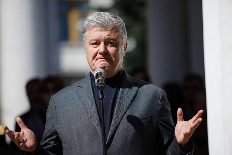 Две трети украинцев не доверяют Петру Порошенко, но бывший президент обладает «зацементированным» ядром электората, говорит Алексей Антипович.