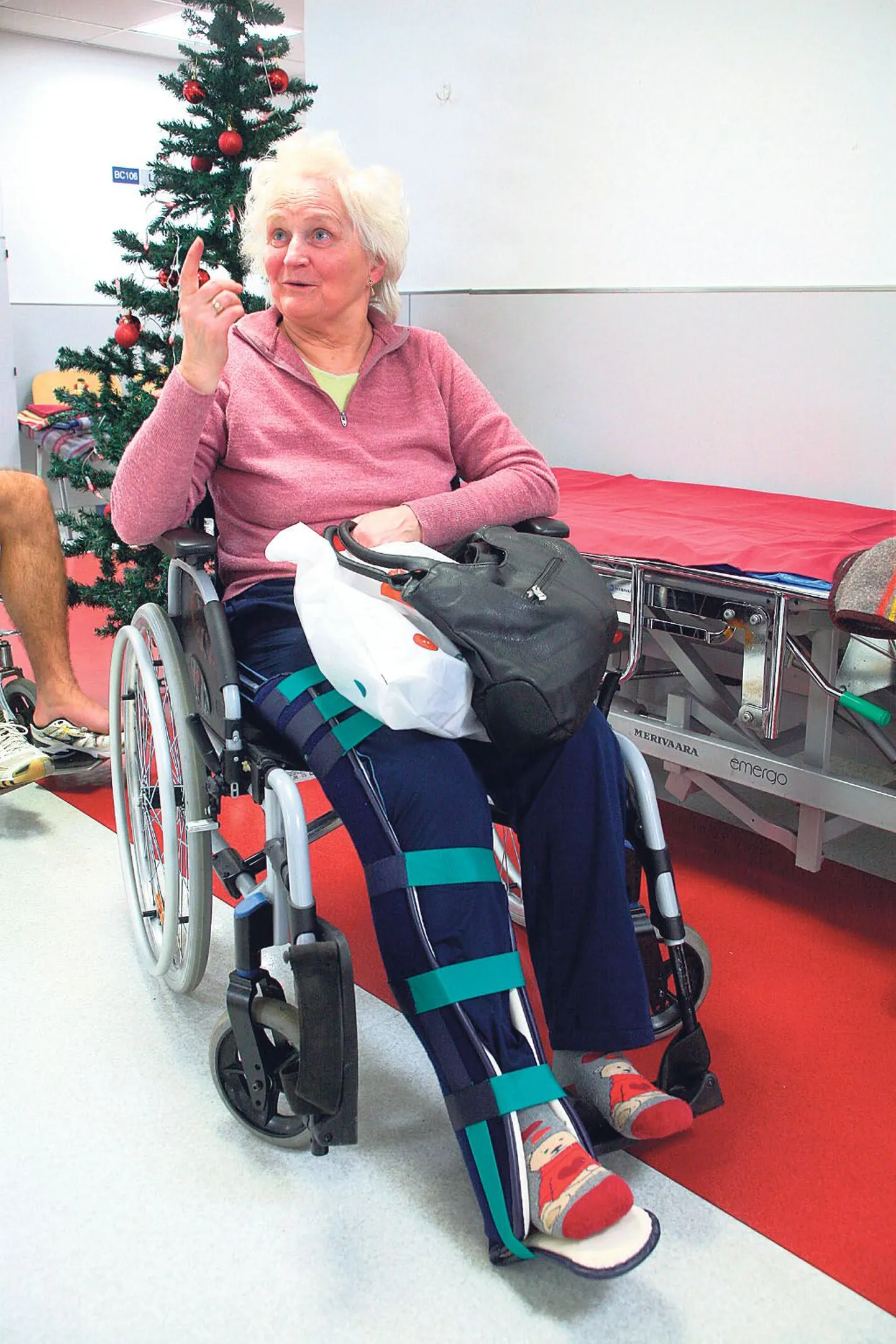 Eile Pärnu haigla erakorralise meditsiini osakonnas röntgenipildi tulemusi oodanud lahases jalaga pensionäri Ene Puuseppa kukkumine rööpast välja ei viinud.