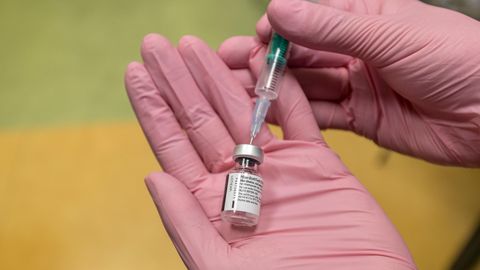 В трех уездах центры семейных врачей начнут приглашать людей старше 80 лет на вакцинацию