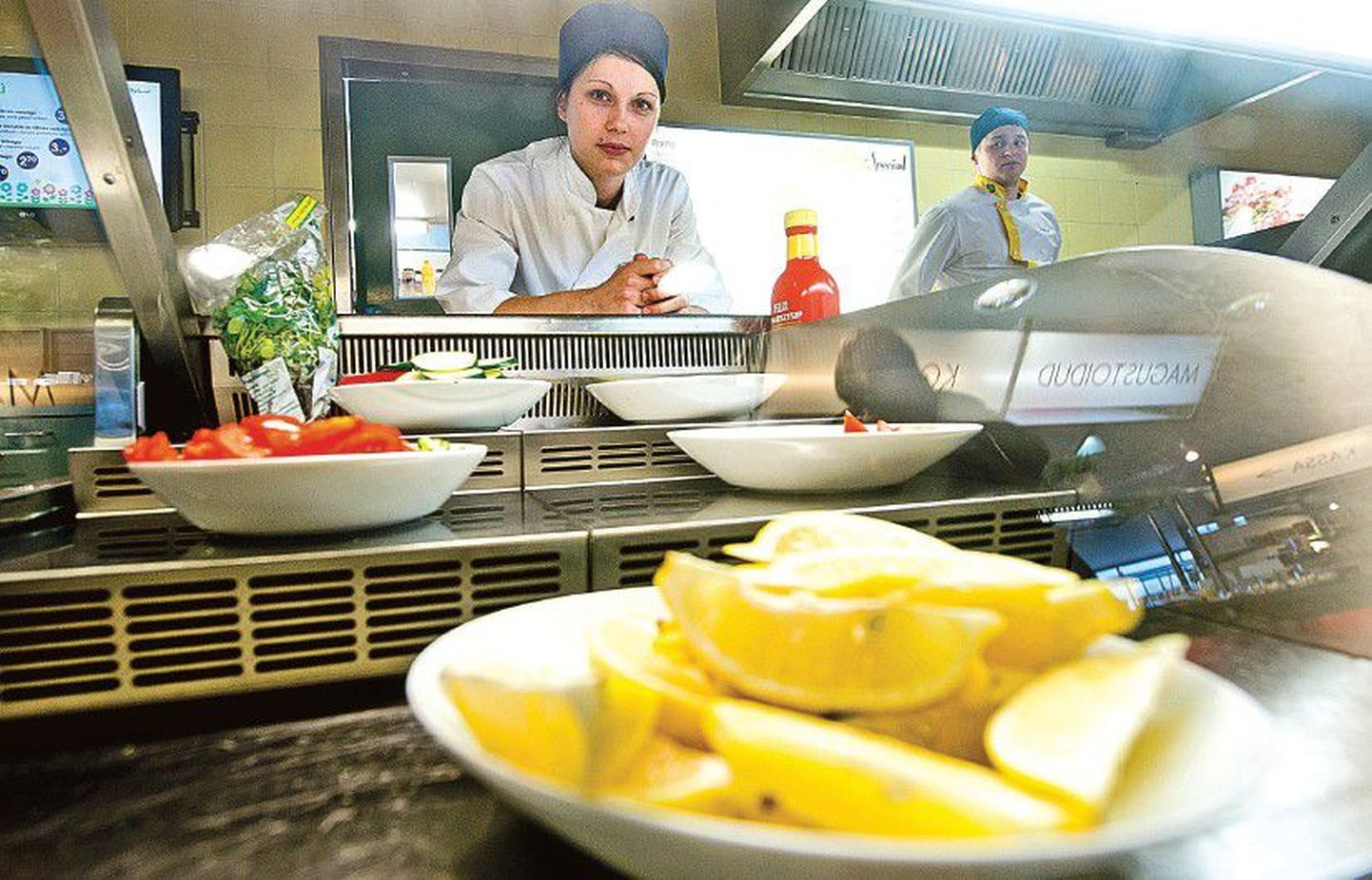 По словам Анники Лустин, которая работает поваром гриля в фирме Baltic Restaurants в столичном универмаге Stockmann, несколько ее коллег ушли с работы, потому что перебрались за границу.