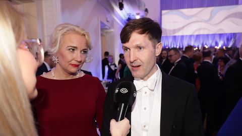 VIDEO ⟩ Martin ja Eeva Helme tulid Estonia kontserdimajja peole üllataval põhjusel: eelmise presidendiga meil polnud piisavalt klappi