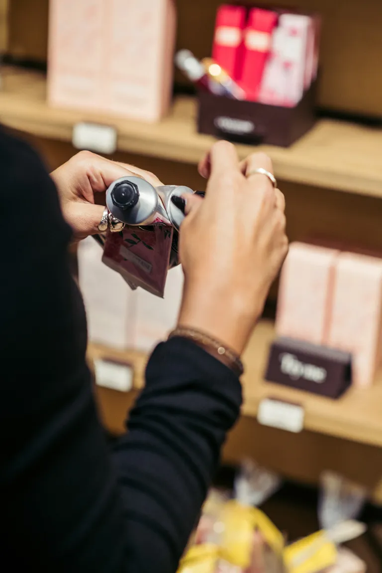 L'Occitane pojengilõhnaline ja kirssidega kätekreem