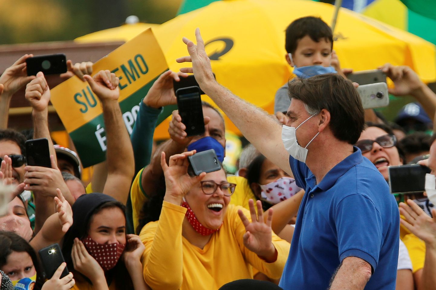 Jair Bolsonaro oma toetajaid tervitamas.