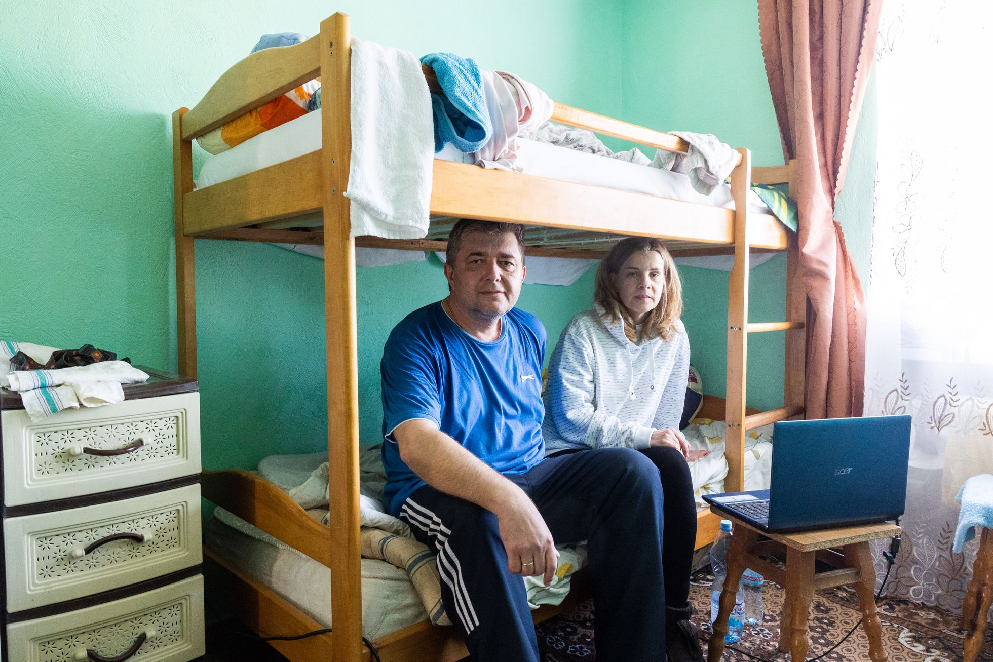Vladisliav ja Iryna Pasnatcenko oma ühiselamu-toakeses.
