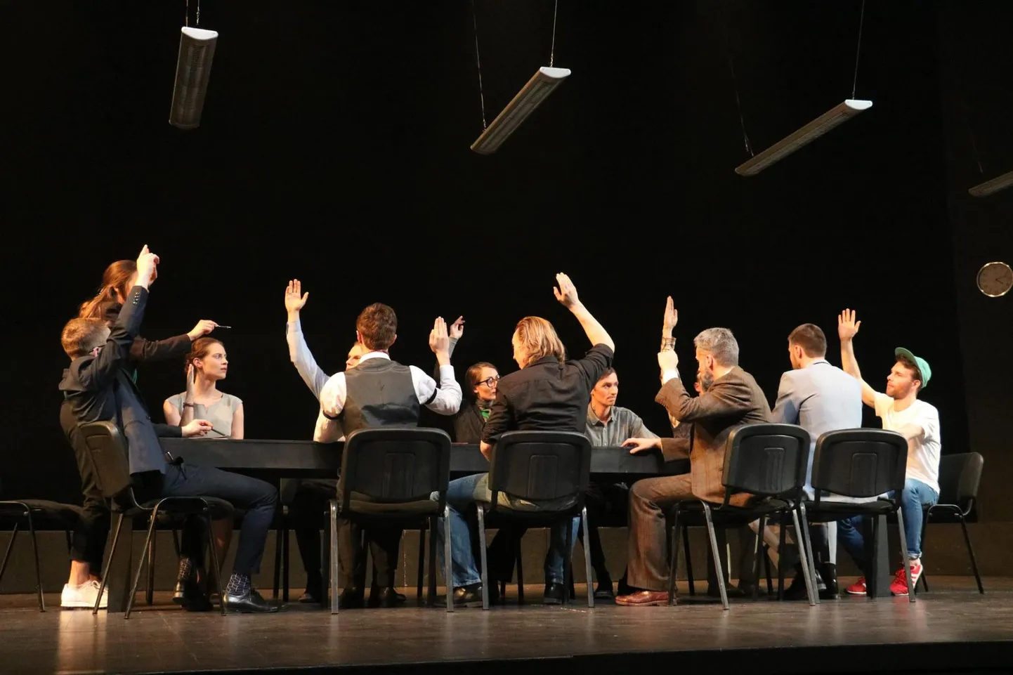 EMTA Lavakunstikooli 28. lennu lavastus «12 vihast» Tartu Uues Teatris. FOTO: Maarit Nõmm