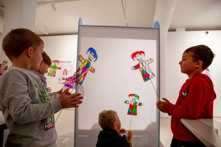 Eile käisid Pärnu muuseumis rändnäituse õpitoas värvilisi varjunukke meisterdamas ja nendega teatritegemist proovimas Pärnu Raja lasteaia Vahvate Rännukoerte rühma lapsed.