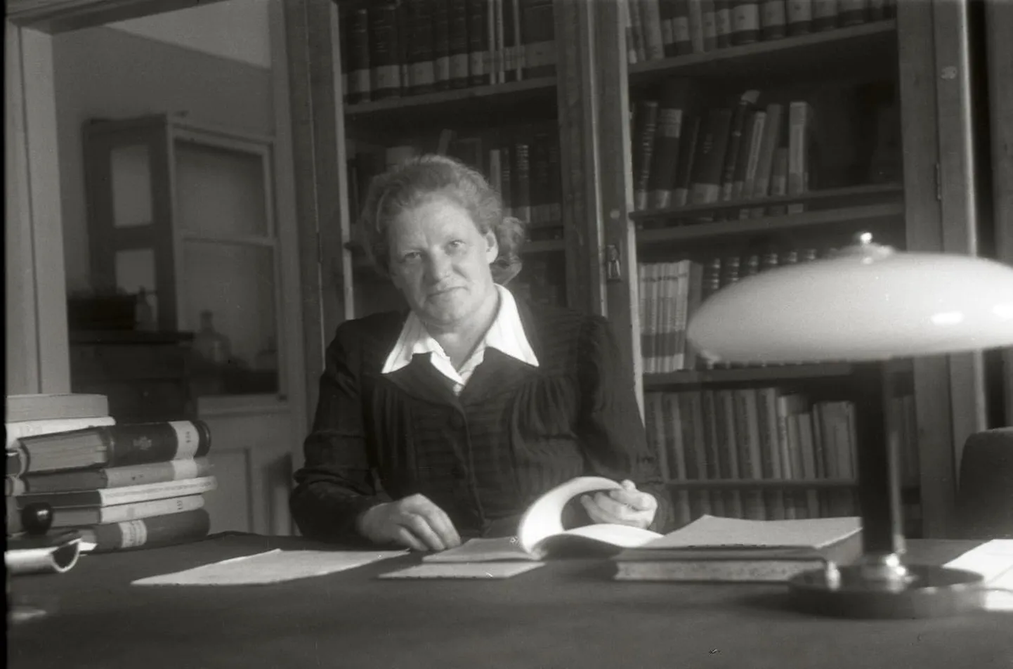 Professor Alma Tomingas oma töölaua taga.