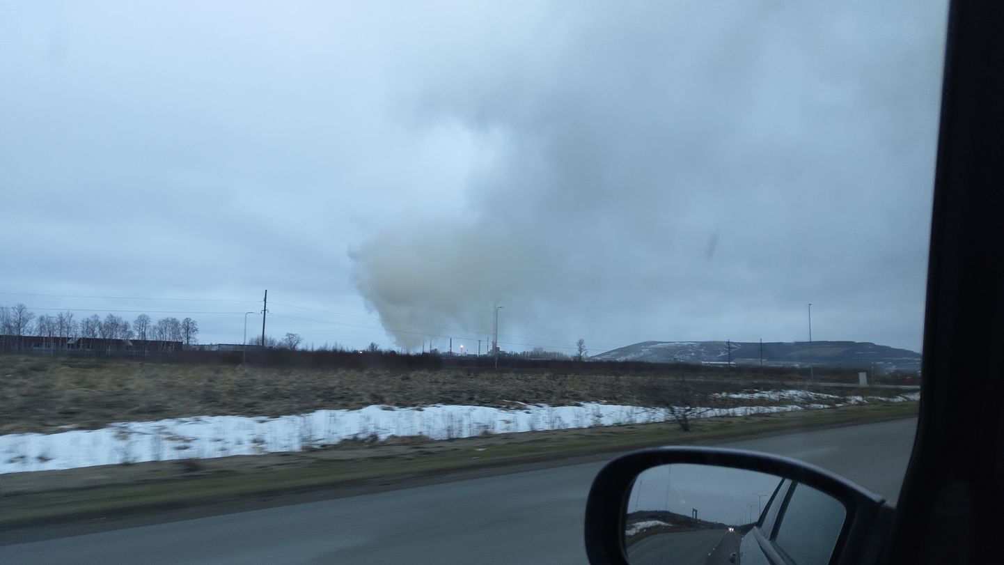 Облако дыма над заводом VKG.