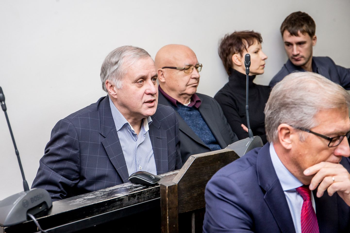 Rein Kilk (vasakult), Neeme Raig, Kaie Raig, ja Karl Liivapuu, esiplaanil vandeadvokaat Aivar Pilv. Ringkonnakohus mõistis kohtualused juba kolmandat korda õigeks.