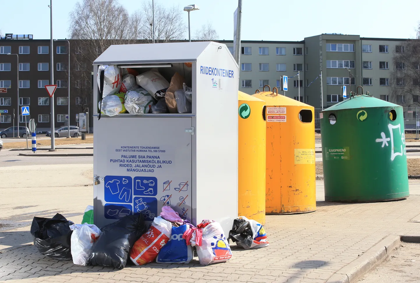 Ujula Konsumi parklas olev rõivakonteiner oli täna lõuna ajal täis mis täis.