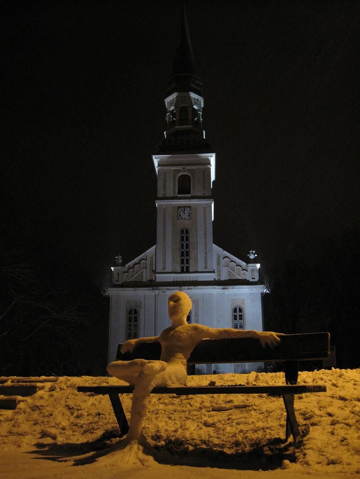 Lumeinimene Räpina kiriku ees jõuluõhtul