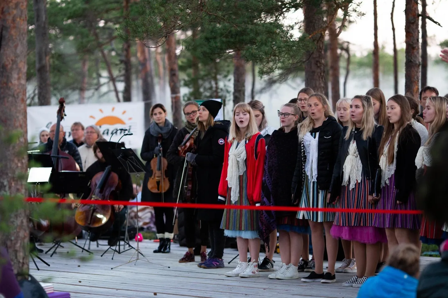 Suure-Jaani muusikafestivali suurim tõmbenumber on kontsert Hüpassaare rabas. Sel aastal aga algab see hoopis õhtuvalguses ja lõpeb pimedusega.