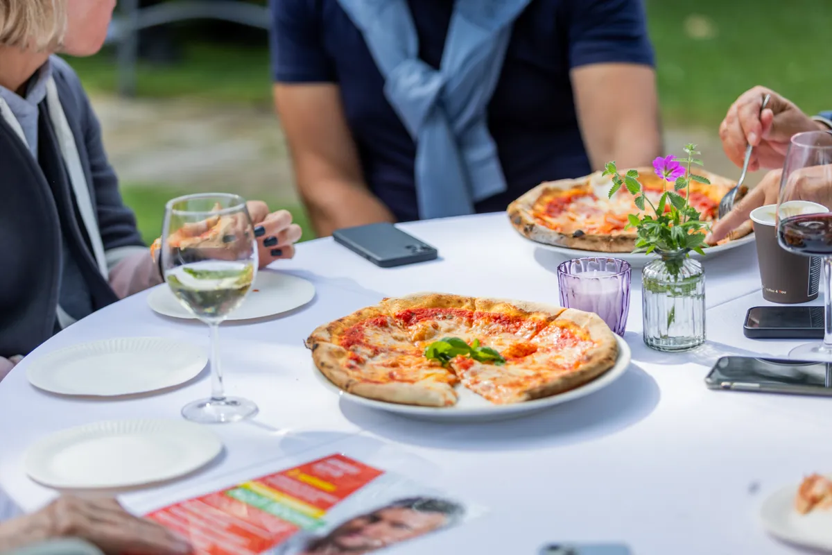 Armilda kodukohviku aiapidu, kriminaalselt hea pizza.