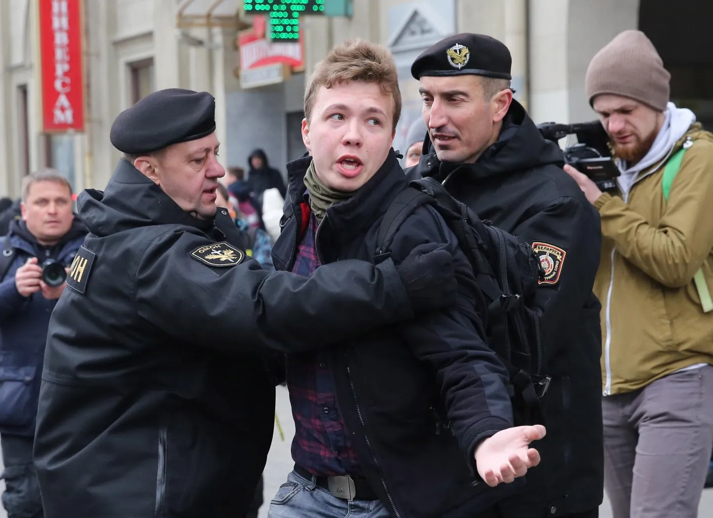 Miilits vahistamas 2017. aasta märtsis Minskis meeleavaldust kajastada püüdnud Raman Pratasevitšit. Pärast lennu ümbersuunamist avaldas Pratasevitš kaasreisijatele kartust, et teda võib kodumaal ees oodata surmanuhtlus.