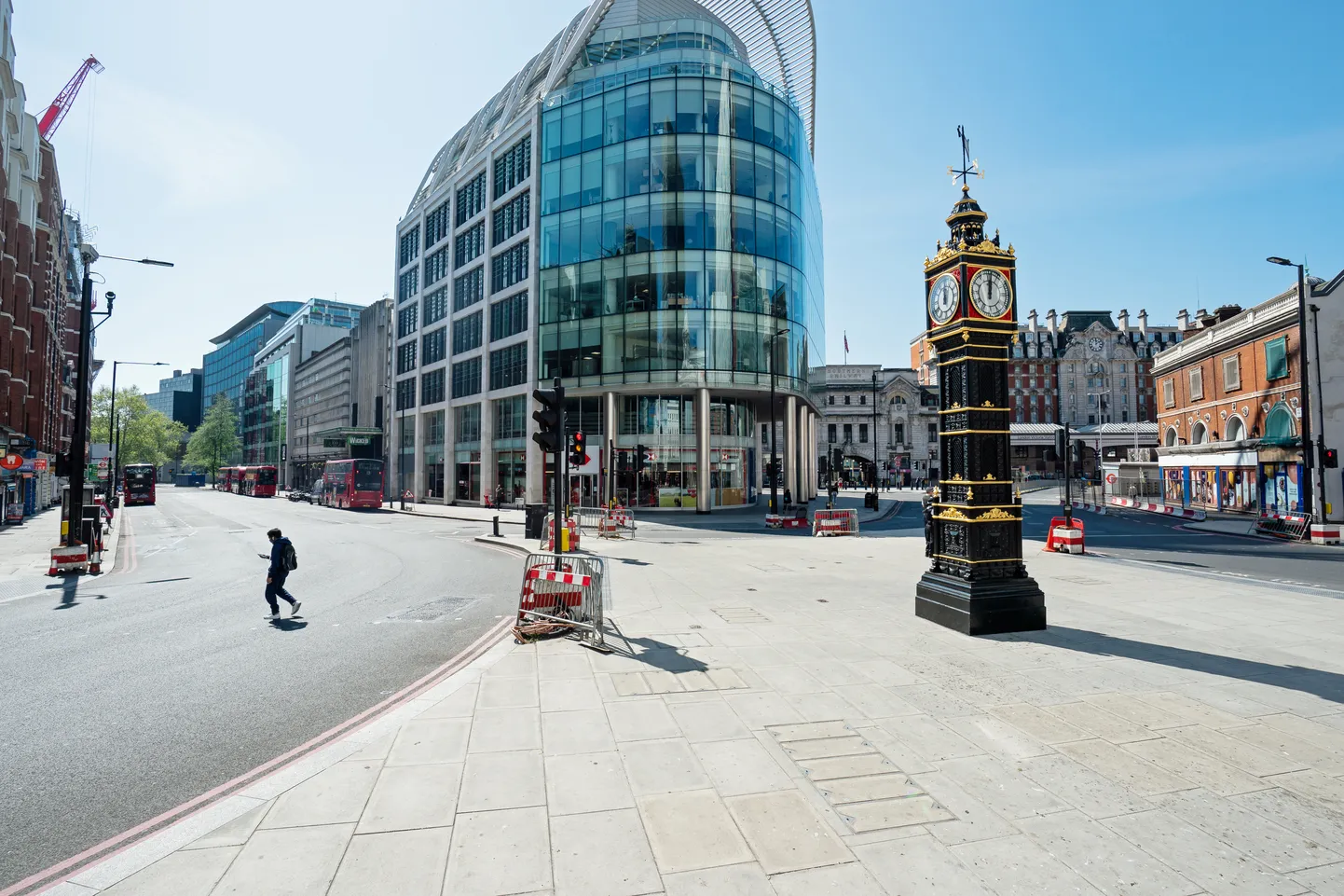Autodest tühi tänav Londoni kesklinnas.