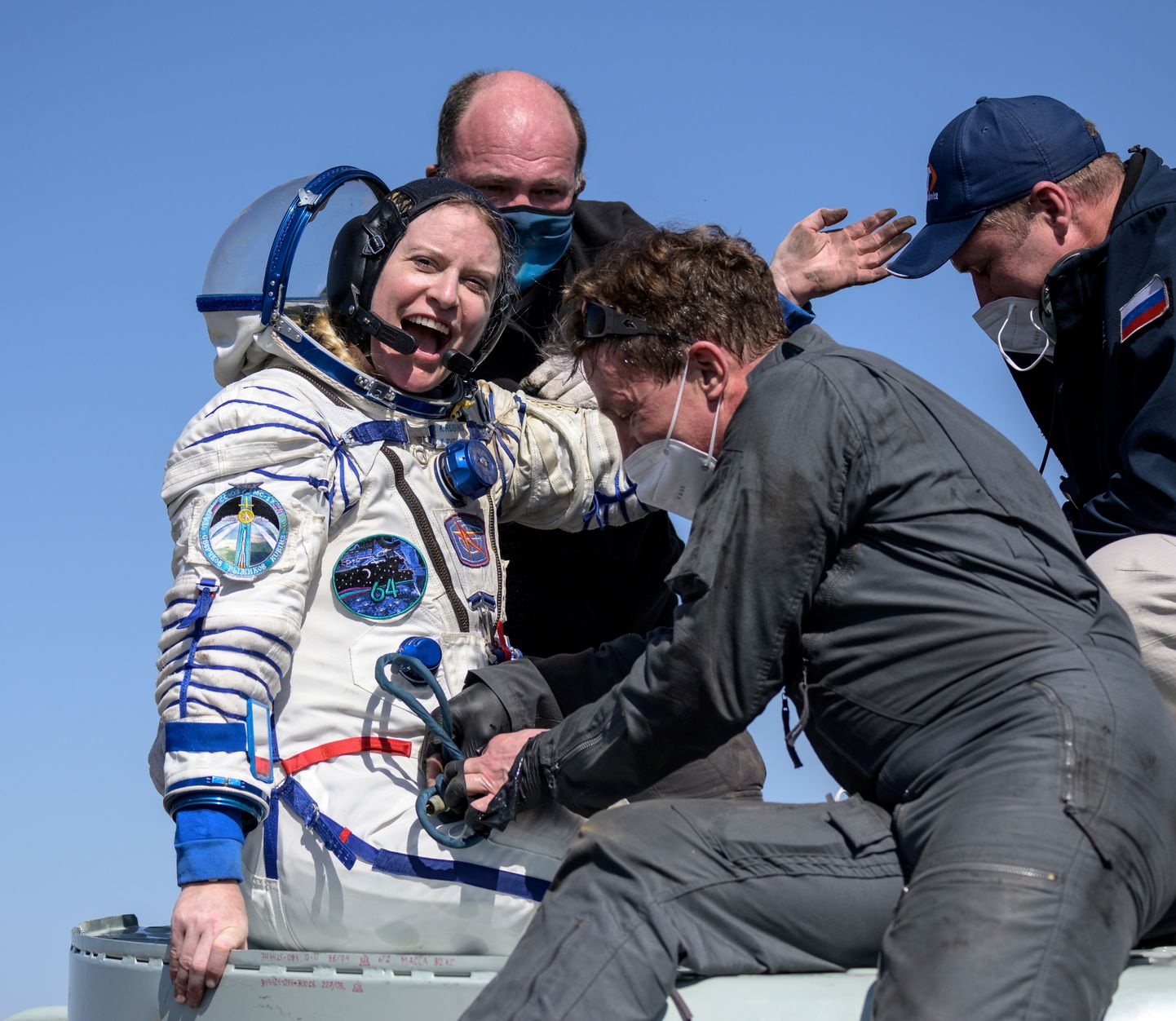 NASA Starptautiskās kosmosa stacijas (SKS) apkalpes locekle Ketlīna Rubinsa neilgi pēc kosmosa kapsulas Sojuz MS-17 nolaišanās nomaļā vietā ārpus Žezkazganas, Kazahstāna, 2021. gada 17. aprīlī