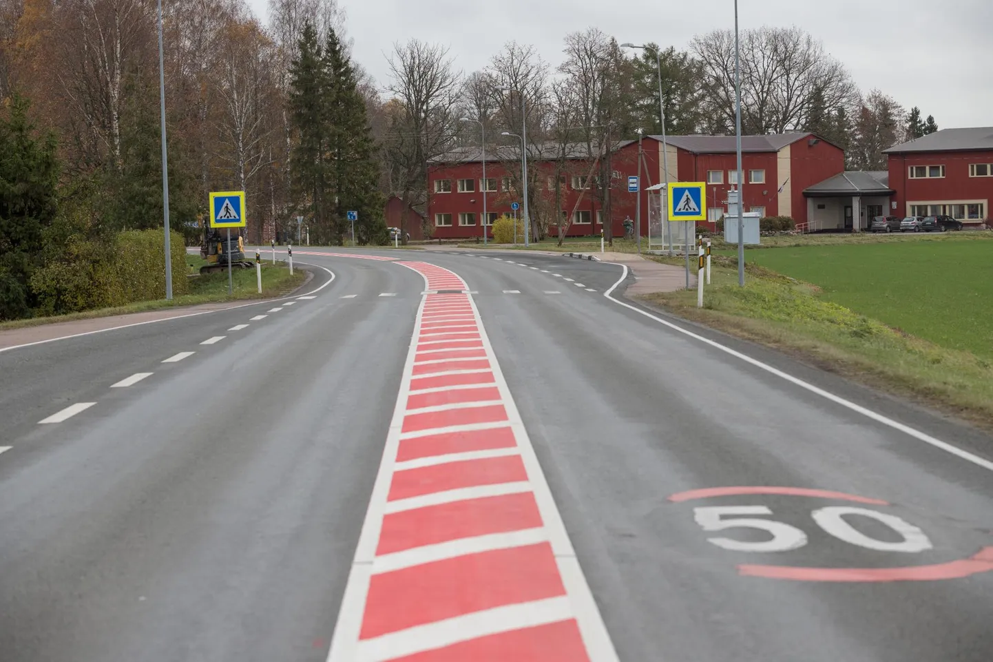 Tartu–Viljandi maanteel Kalmetu kooli juures on tee liiklusohutuse suurendamiseks keskelt punavalgeks viirutatud ja seeläbi sõidurajad kitsamaks muudetud.