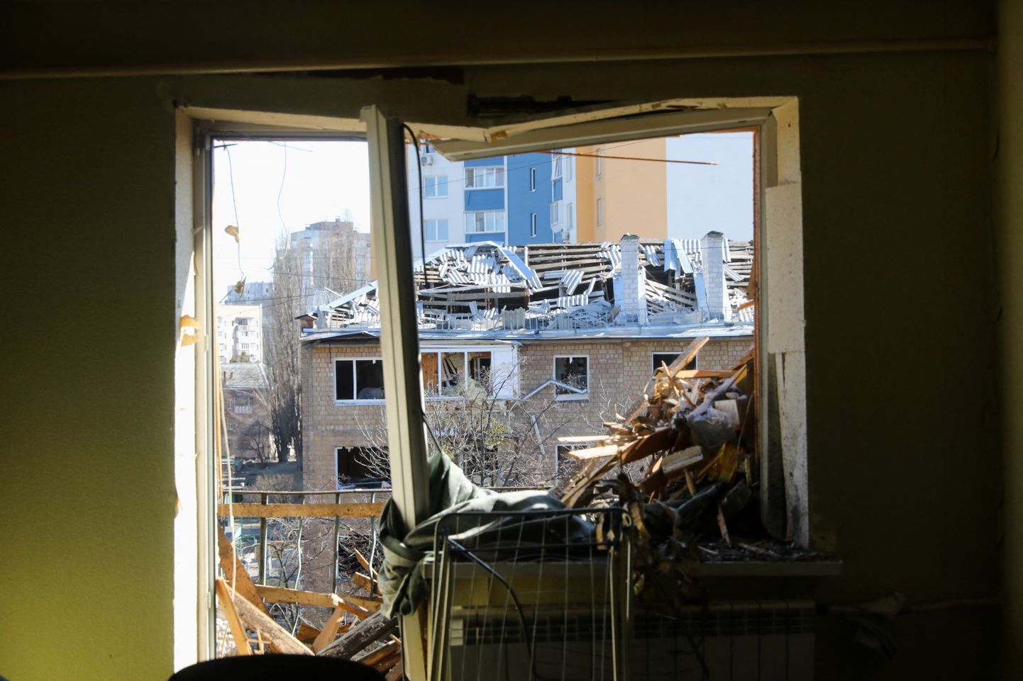 Вид из окна жилого дома, поврежденного в результате обстрела на фоне продолжающегося вторжения России в Украину, в Киеве. 18 марта 2022 года. Иллюстративное фото