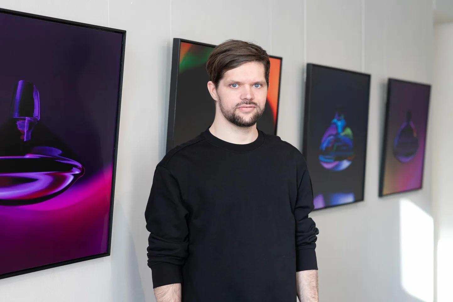 Caspar Sild toob näitusel “Valguse mälu” Rakvere Galeriis vaatajate ette klaasi ja valguse võluvad kohtumised.
