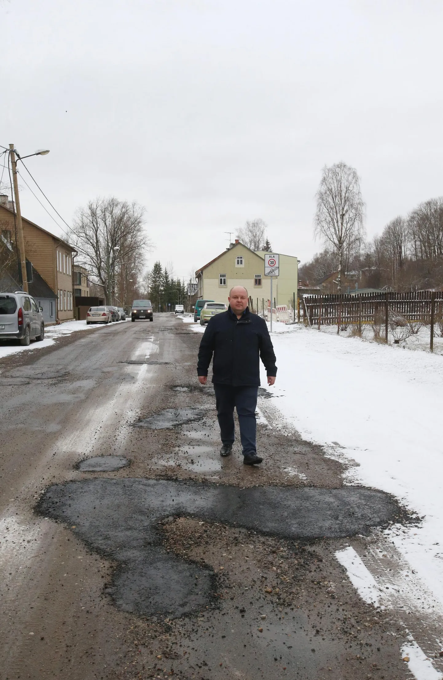 Tartu teedeteenistuse juhataja Oleg Lužetski selgitusel saab remonditav Ujula tänav rattaraja, kuid see tähendab teeservas parkimisvõimaluse kadumist.